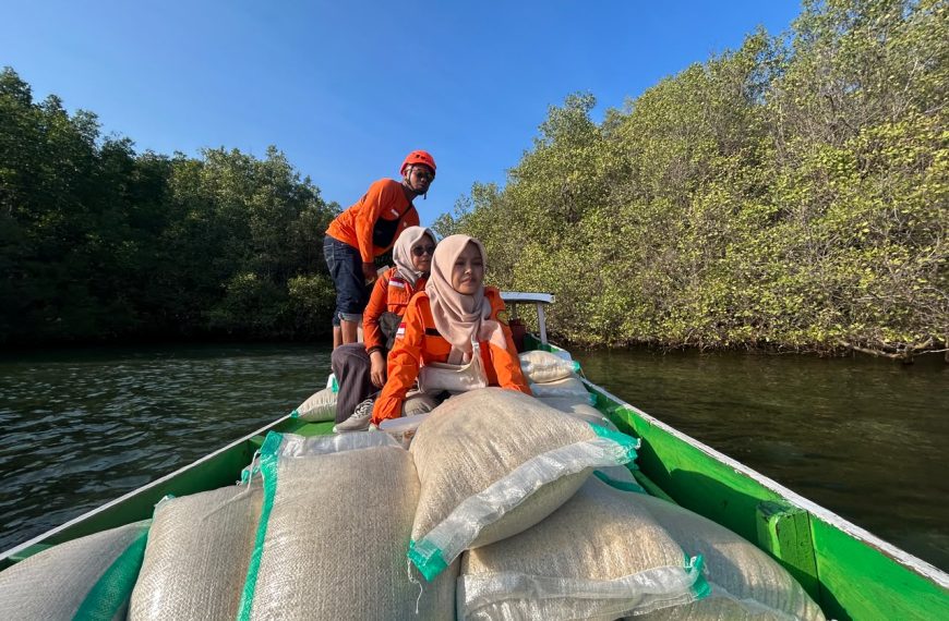 Rumah Zakat dan Maybank Foundation menyalurkan shelter kit untuk warga Desa Lewar Manggarai