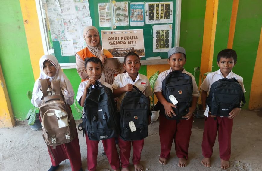 PLLI bersama Rumah Zakat menyalurkan perlengkapan sekolah untuk siswa penyintas gempa Nagekeo