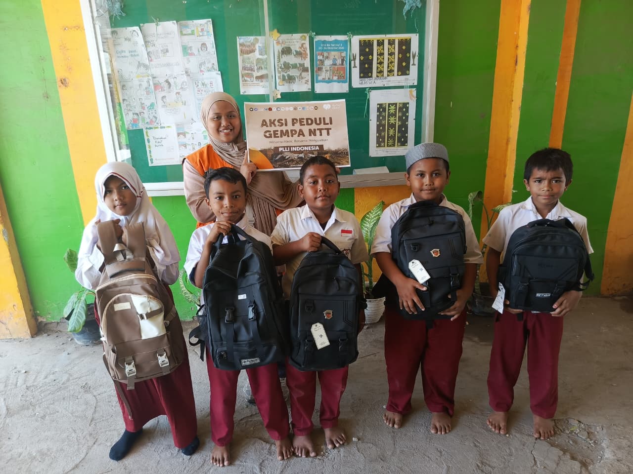 PLLI bersama Rumah Zakat menyalurkan perlengkapan sekolah untuk siswa penyintas gempa Nagekeo