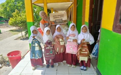 Bang Jek & Sahabat Bersama Rumah Zakat Salurkan Perlengkapan Sekolah dan Bingkisan untuk Siswa Penyintas Gempa Nagekeo