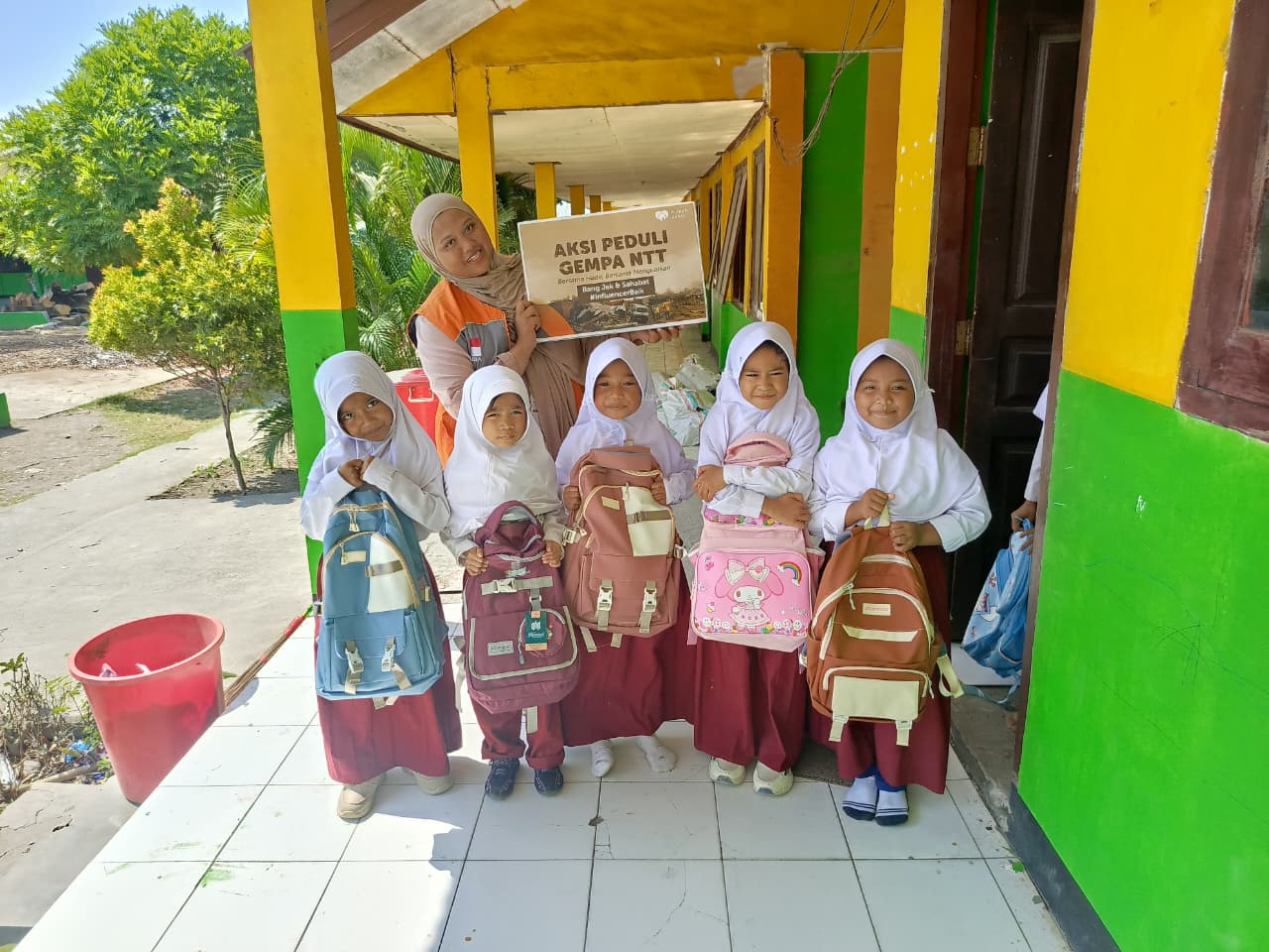 Bang Jek dan Sahabat bersama Rumah Zakat menyalurkan bantuan sekolah bagi siswa penyintas gempa Nagekeo