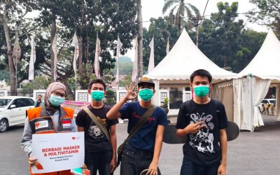 Kabut Masih Pekat, Relawan Rumah Zakat Bagikan 500 Masker kepada Masyarakat Palembang
