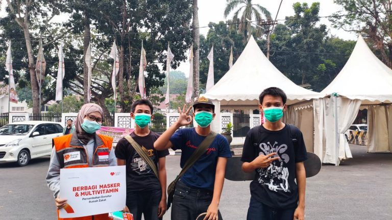 Kabut Masih Pekat, Relawan Rumah Zakat Bagikan 500 Masker kepada Masyarakat Palembang