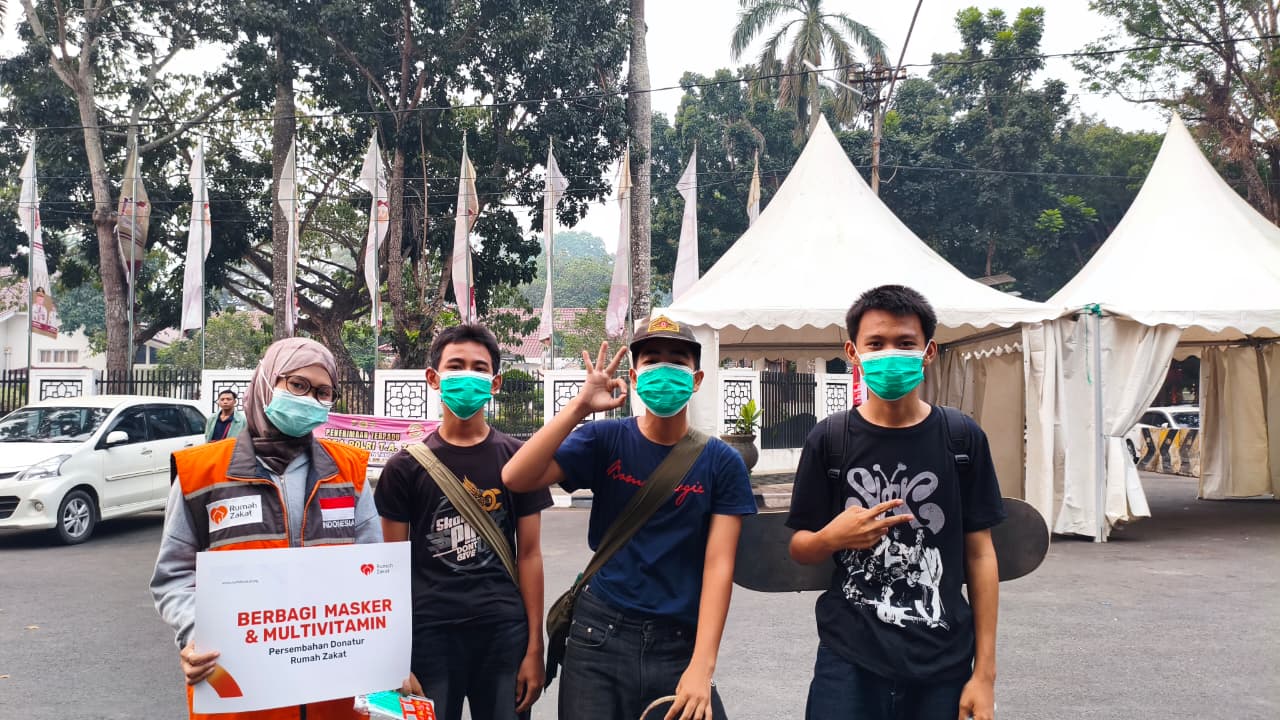 Rumah Zakat membagikan 500 masker kepada masyarakat di tengah kondisi udara Palembang Rumah Zakat membagikan 500 masker kepada masyarakat di tengah kondisi udara Palembang