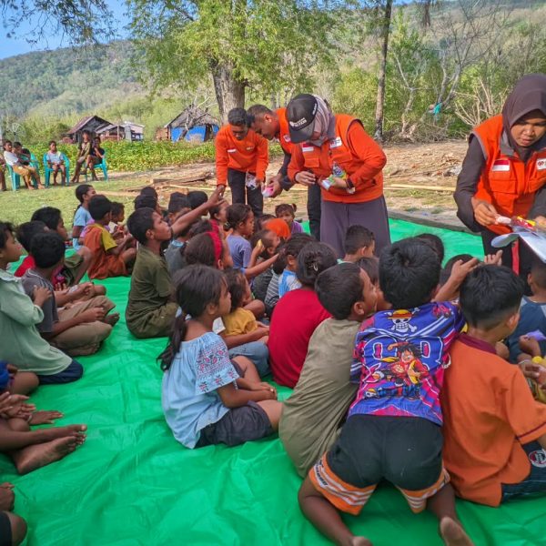 Batavia Rabbit bersama Rumah Zakat memberikan layanan dukungan psikososial kepada anak penyintas gempa di Manggarai Timur NTT
