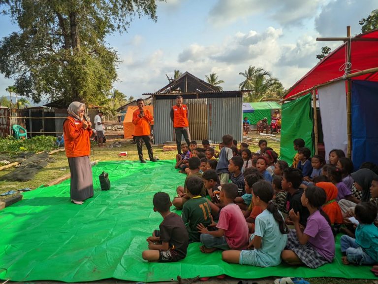 BEM Politeknik Pariwisata Bersama Rumah Zakat Berikan Dukungan Psikososial bagi Anak Penyintas Gempa NTT