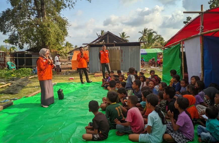 BEM Politeknik Pariwisata bersama Rumah Zakat memberikan dukungan psikososial kepada anak penyintas gempa di Manggarai Timur