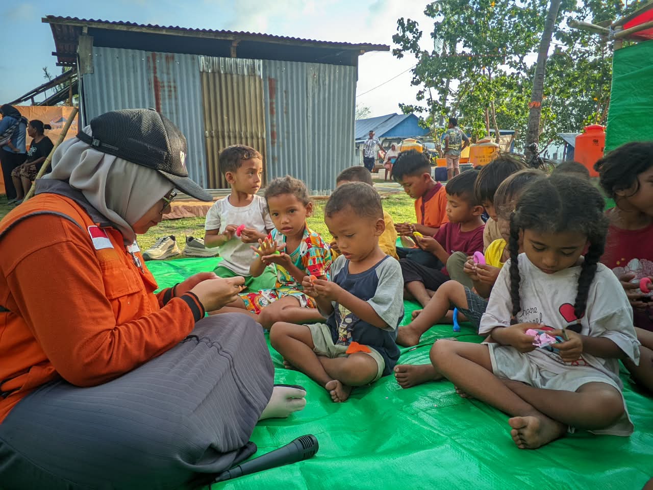 SDIT Nusintama Lab School bersama Rumah Zakat memberikan layanan dukungan psikososial kepada anak penyintas gempa di Manggarai Timur SDIT Nusintama Lab School bersama Rumah Zakat memberikan layanan dukungan psikososial kepada anak penyintas gempa di Manggarai Timur