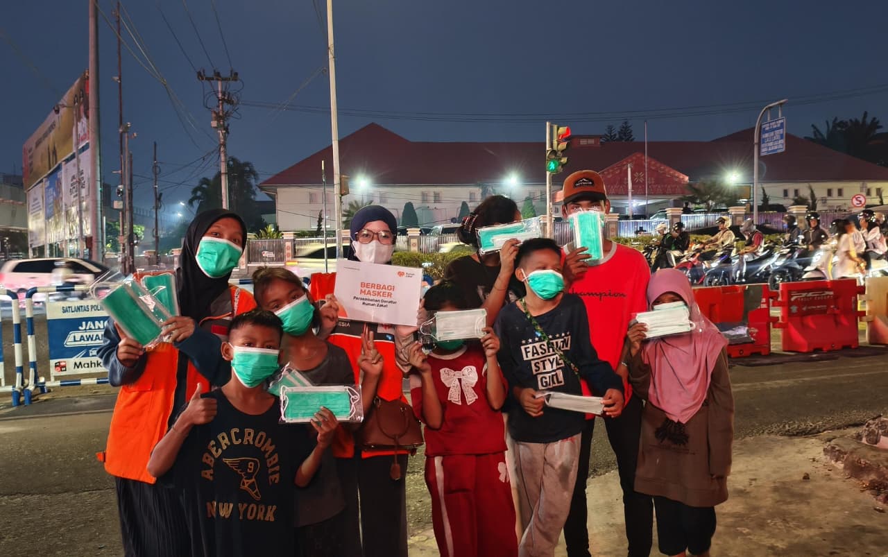 Rumah Zakat bagikan 400 masker kepada masyarakat Palembang Rumah Zakat bagikan 400 masker kepada masyarakat Palembang