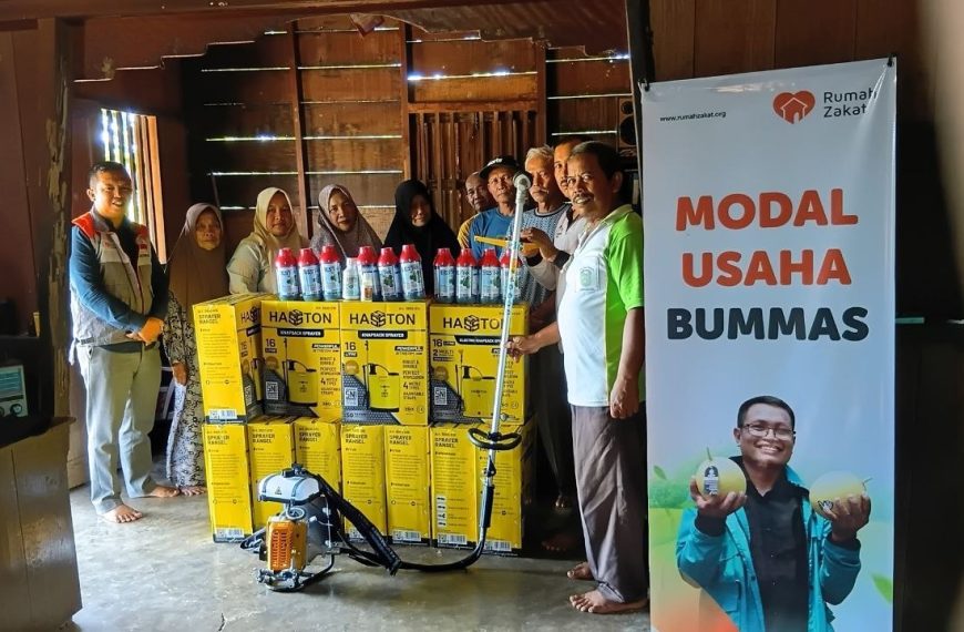 Rumah Zakat menyalurkan bantuan alat pertanian kepada Kelompok Tani Jajaran Makmur