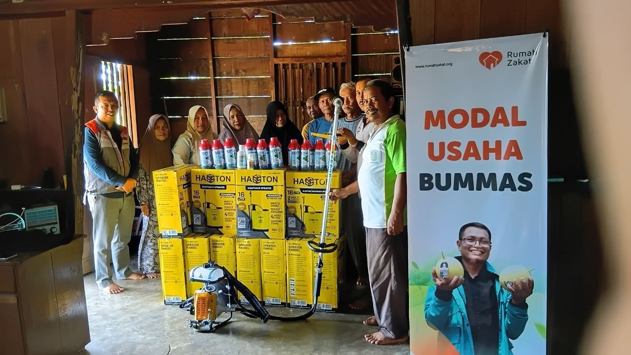 Rumah Zakat menyalurkan bantuan alat pertanian kepada Kelompok Tani Jajaran Makmur