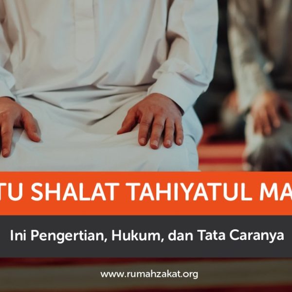 Muslim melaksanakan shalat Tahiyatul Masjid sebelum duduk di masjid