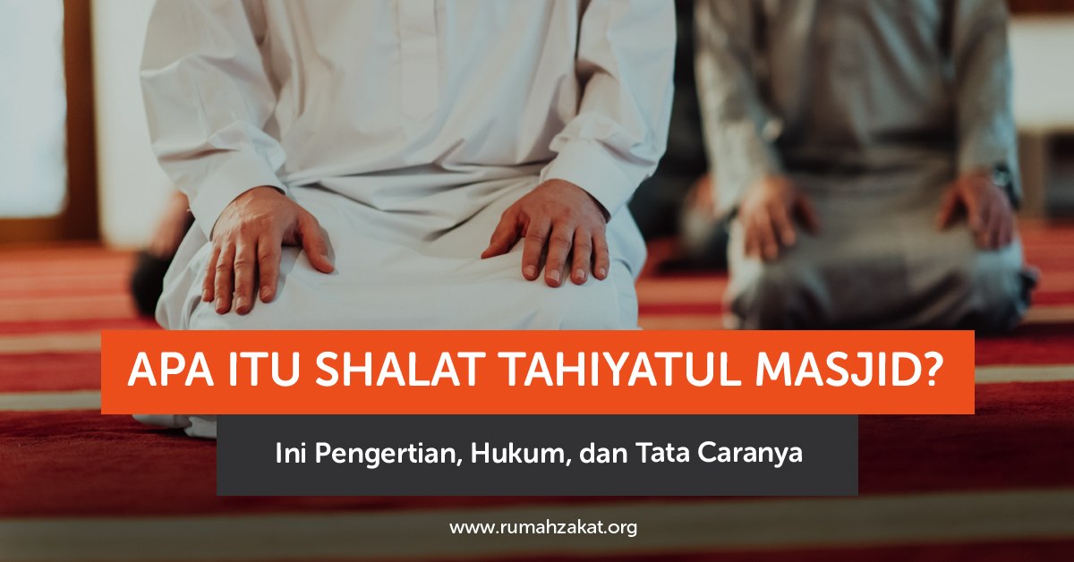 Muslim melaksanakan shalat Tahiyatul Masjid sebelum duduk di masjid