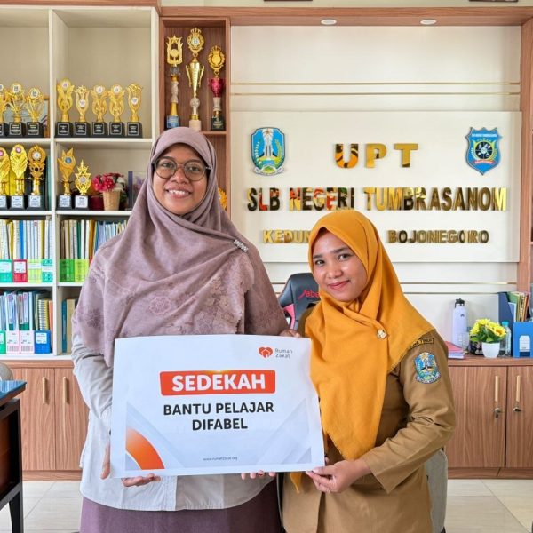 Rumah Zakat salurkan bingkisan sekolah untuk siswa disabilitas di SLBN Tumbrashanom