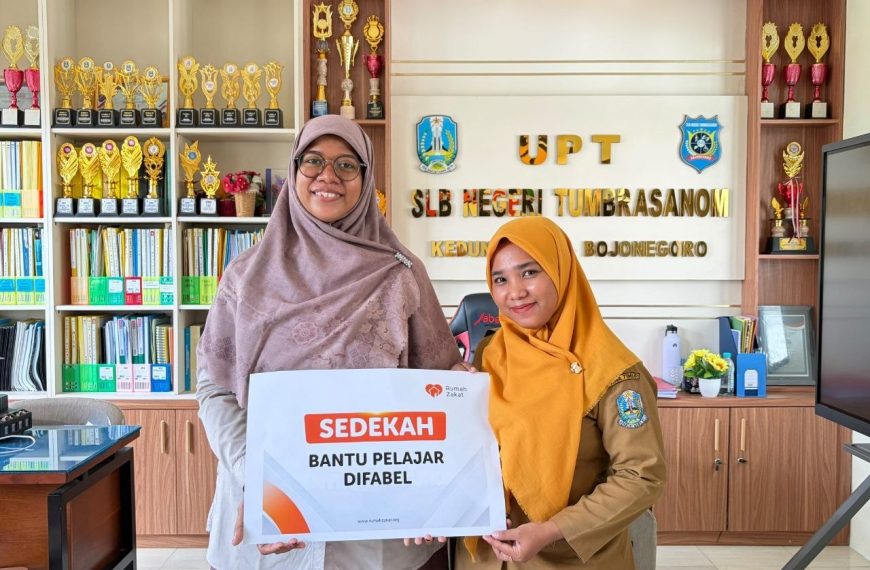 Rumah Zakat salurkan bingkisan sekolah untuk siswa disabilitas di SLBN Tumbrashanom