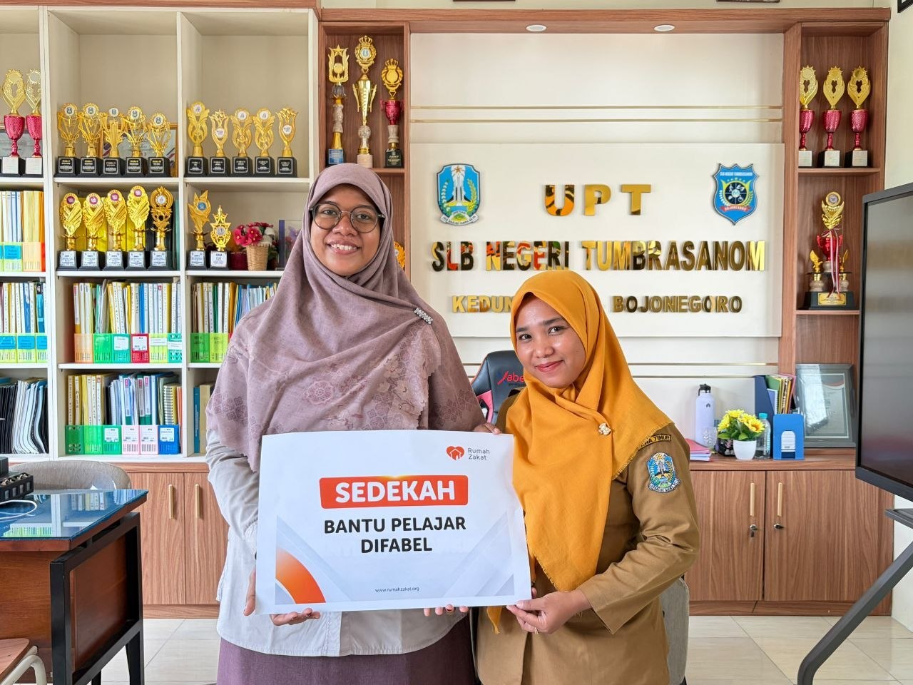 Rumah Zakat salurkan bingkisan sekolah untuk siswa disabilitas di SLBN Tumbrashanom Rumah Zakat salurkan bingkisan sekolah untuk siswa disabilitas di SLBN Tumbrashanom