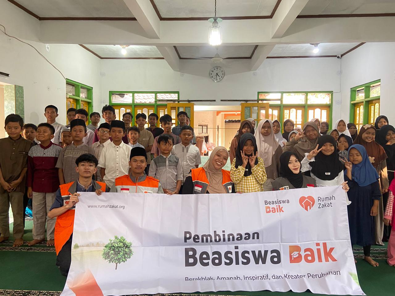 Rumah Zakat salurkan beasiswa dan pembinaan karakter untuk anak yatim dhuafa di Cimahi Rumah Zakat salurkan beasiswa dan pembinaan karakter untuk anak yatim dhuafa di Cimahi