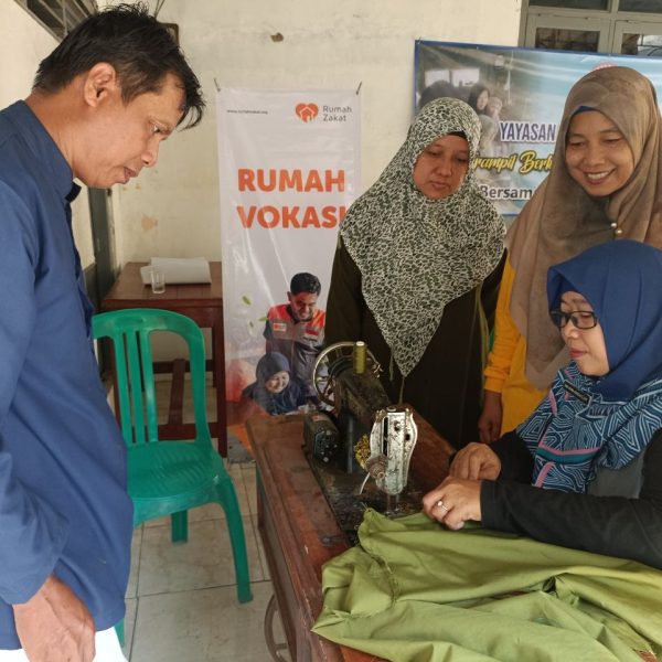 Rumah Zakat menggelar kelas vokasi menjahit bagi masyarakat di Majalengka
