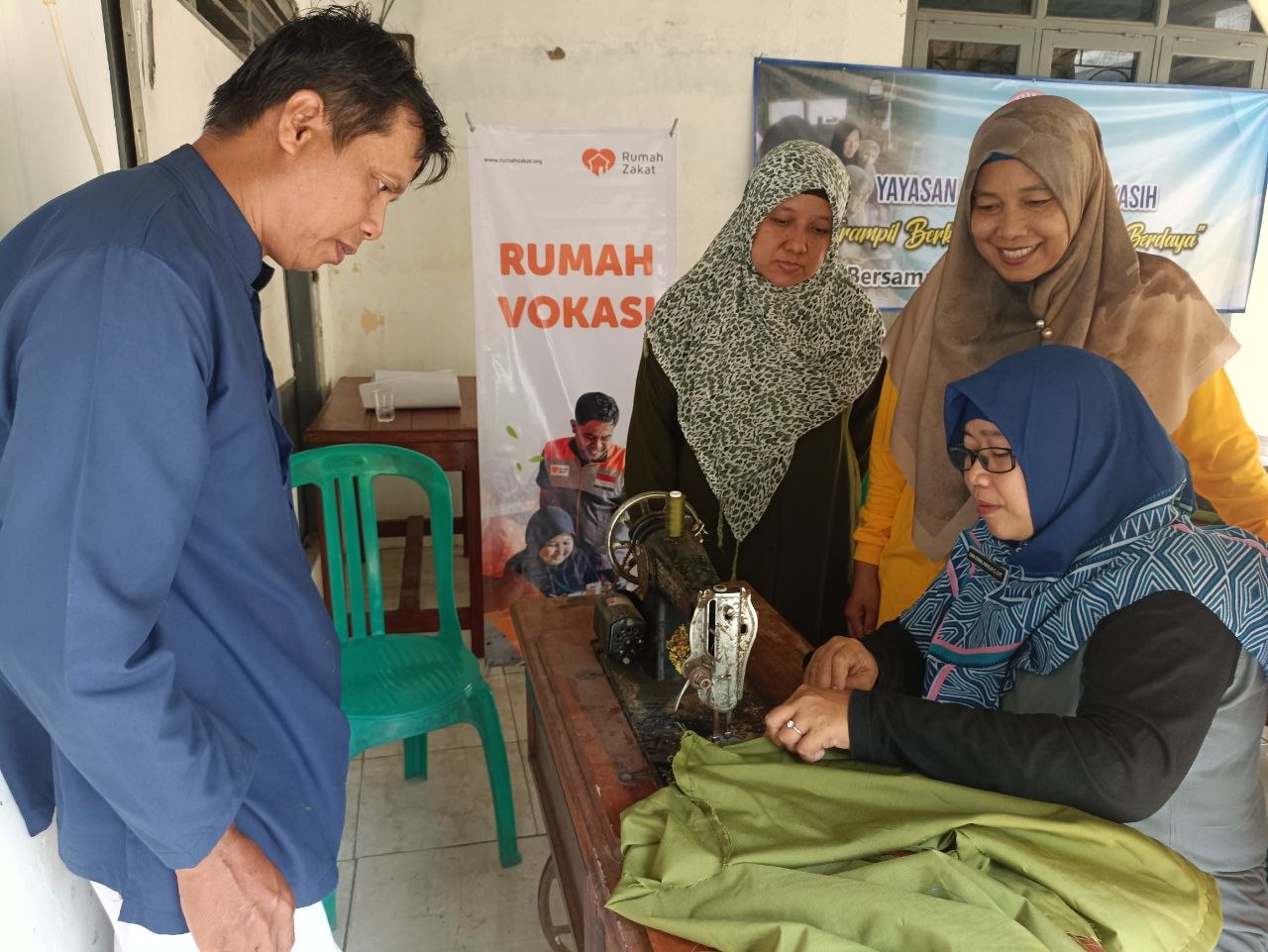 Rumah Zakat menggelar kelas vokasi menjahit bagi masyarakat di Majalengka