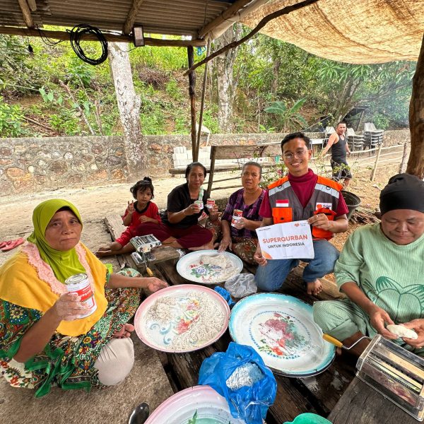 Rumah Zakat menyalurkan daging Superqurban untuk warga Pulau Selat Nenek