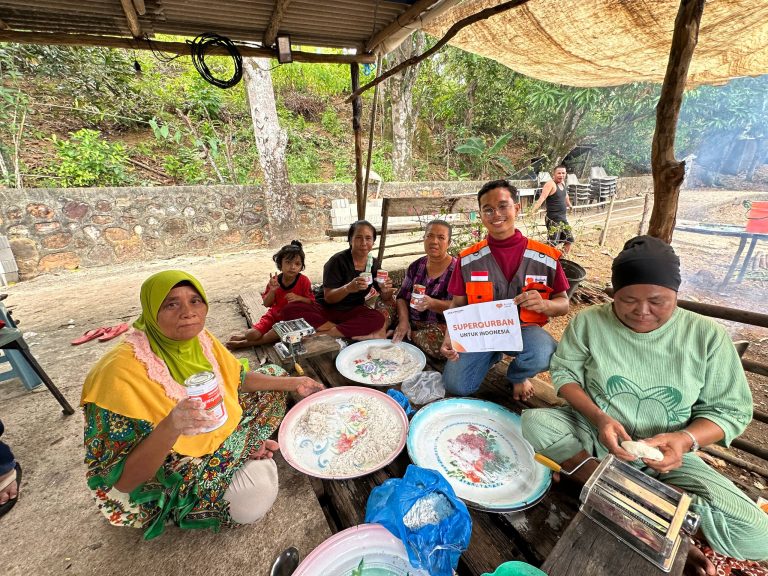Rumah Zakat Salurkan Daging Superqurban untuk Masyarakat Pulau Selat Nenek