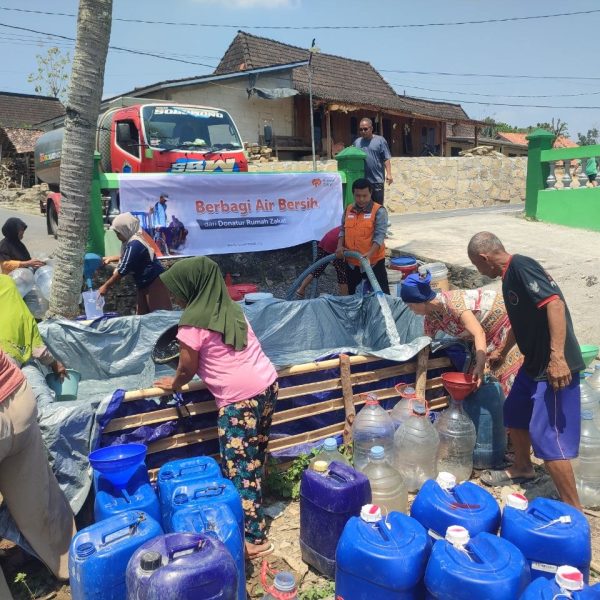 Rumah Zakat menyalurkan 8.000 liter air bersih untuk warga Kalilawang Boyolali