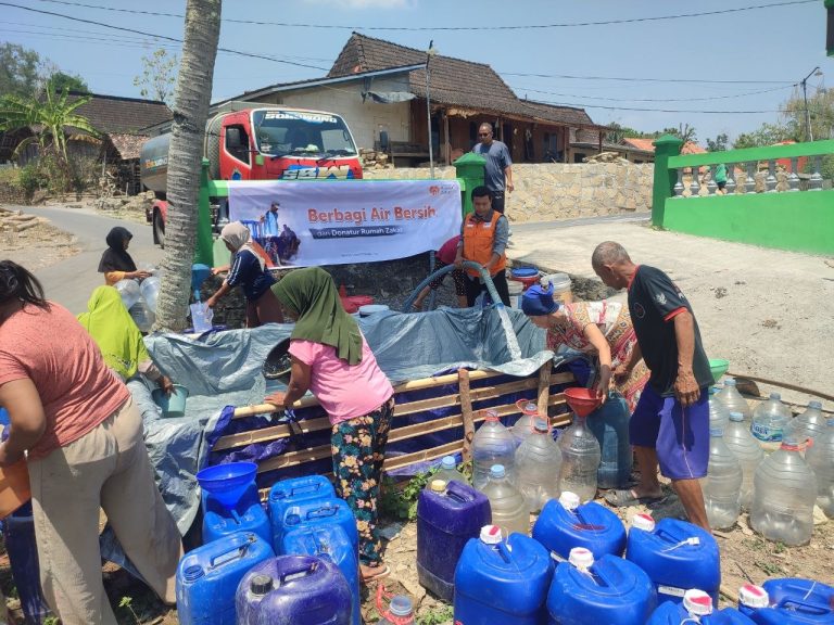 Rumah Zakat Salurkan Air Bersih, Warga Kalilawang Bernapas Lega di Tengah Kekeringan