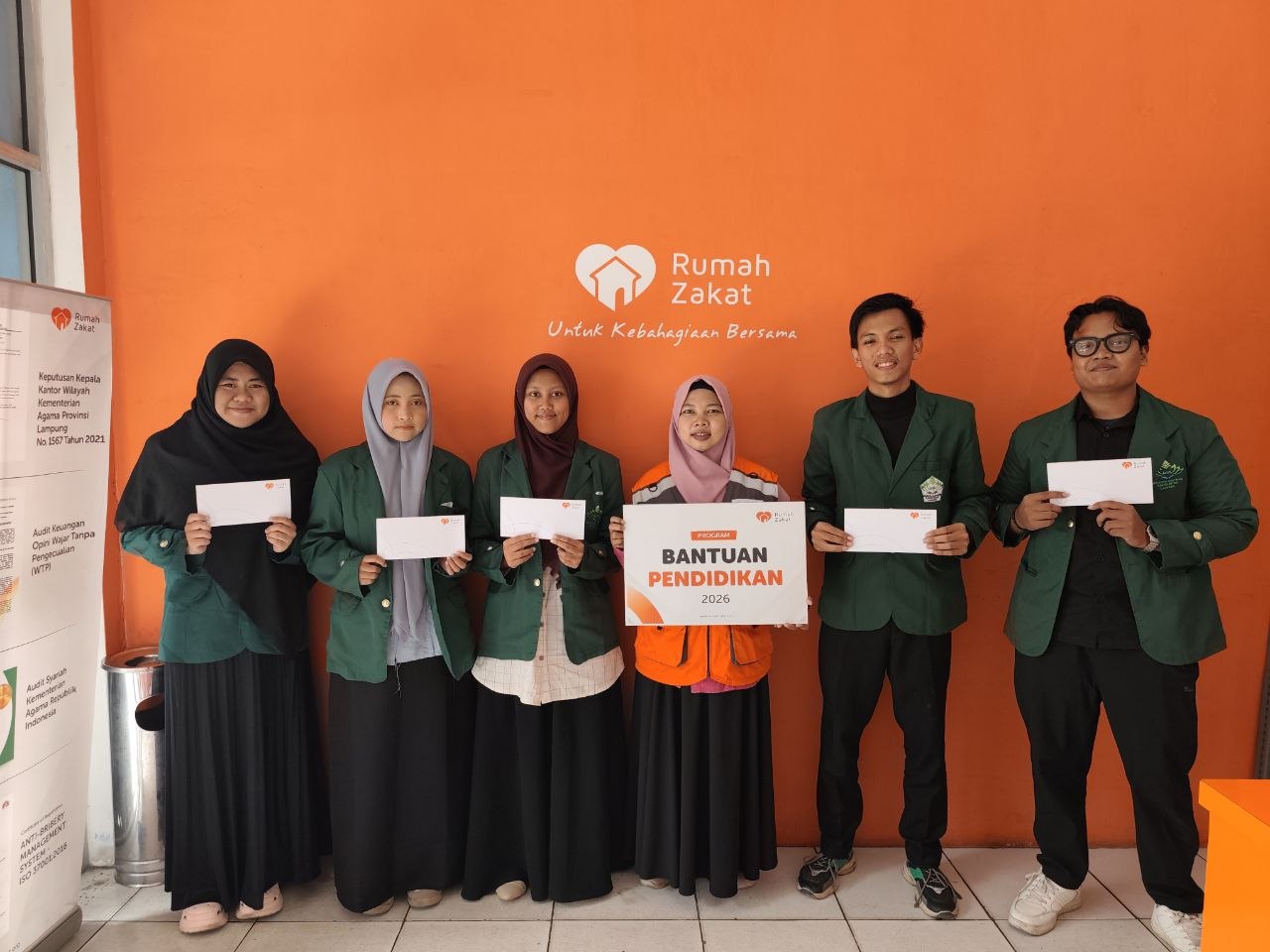 Rumah Zakat menyalurkan bantuan pendidikan untuk mahasiswa UIN Raden Intan Lampung