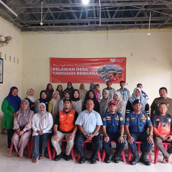 Rumah Zakat bersama Damkar Aceh Tamiang memberikan edukasi kesiapsiagaan kepada masyarakat Destana Alur Manis