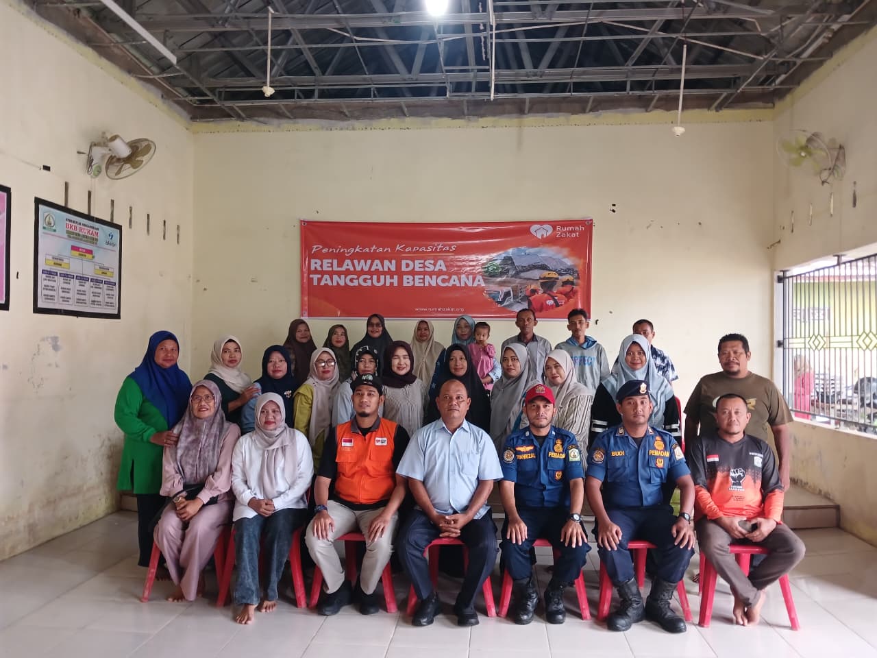 Rumah Zakat bersama Damkar Aceh Tamiang memberikan edukasi kesiapsiagaan kepada masyarakat Destana Alur Manis Rumah Zakat bersama Damkar Aceh Tamiang memberikan edukasi kesiapsiagaan kepada masyarakat Destana Alur Manis