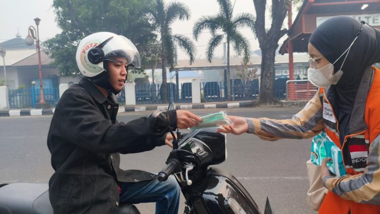 Rumah Zakat Bagikan Masker dan Multivitamin untuk Masyarakat di Palembang