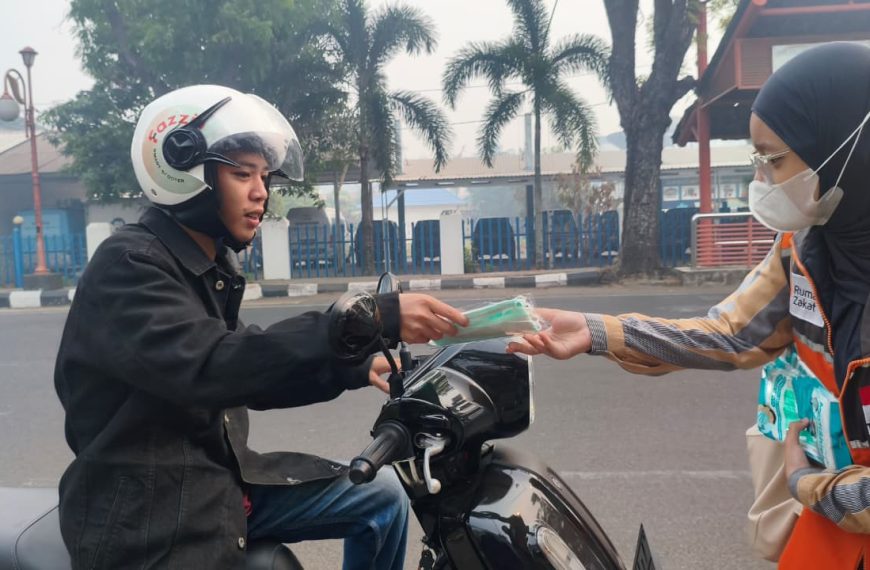 Rumah Zakat Bagikan Masker dan Multivitamin untuk…