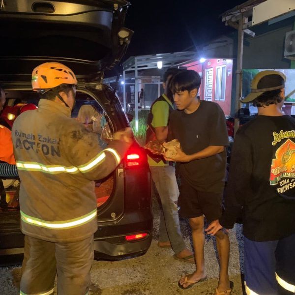 Rumah Zakat membagikan 200 porsi nasi kepada relawan pasca pemadaman karhutla di Batola