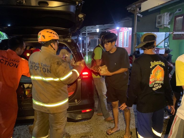 Rumah Zakat Bagikan 200 Porsi Nasi untuk Relawan Pasca Pemadaman Karhutla di Batola