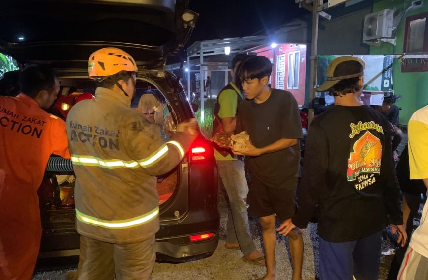 Rumah Zakat membagikan 200 porsi nasi kepada relawan pasca pemadaman karhutla di Batola