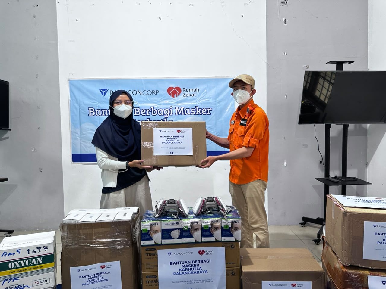 ParagonCorp bersama Rumah Zakat menyalurkan masker KN95, masker safety, dan oksigen portable untuk mendukung penanganan karhutla di Kalimantan Tengah ParagonCorp bersama Rumah Zakat menyalurkan masker KN95, masker safety, dan oksigen portable untuk mendukung penanganan karhutla di Kalimantan Tengah