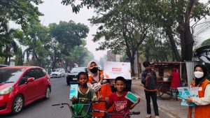 Relawan Rumah Zakat Palembang membagikan 400 masker kepada warga di tengah kabut asap.