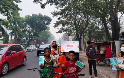 Rumah Zakat Bagikan 400 Masker untuk Warga di Tengah Kabut Asap Palembang