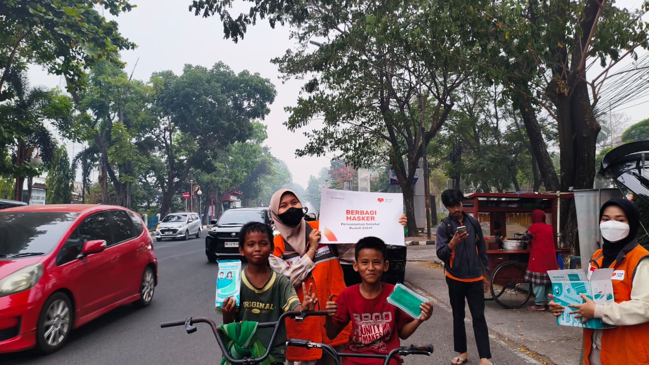 Relawan Rumah Zakat Palembang membagikan 400 masker kepada warga di tengah kabut asap. Relawan Rumah Zakat Palembang membagikan 400 masker kepada warga di tengah kabut asap.