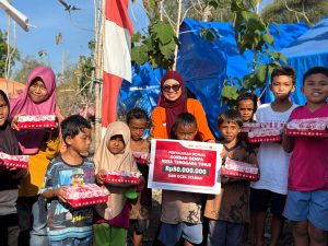 Rumah Zakat bersama Bank OCBC Syariah menyalurkan 465 paket makanan siap saji kepada masyarakat Desa Lemarang, Manggarai, NTT.