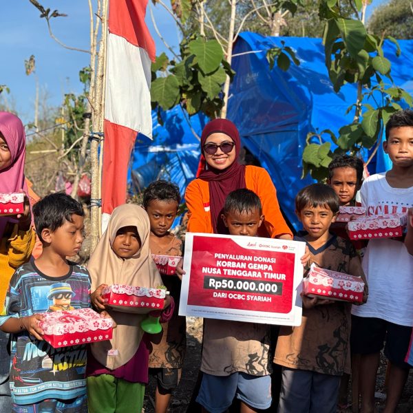 Rumah Zakat bersama Bank OCBC Syariah menyalurkan 465 paket makanan siap saji kepada masyarakat Desa Lemarang, Manggarai, NTT.
