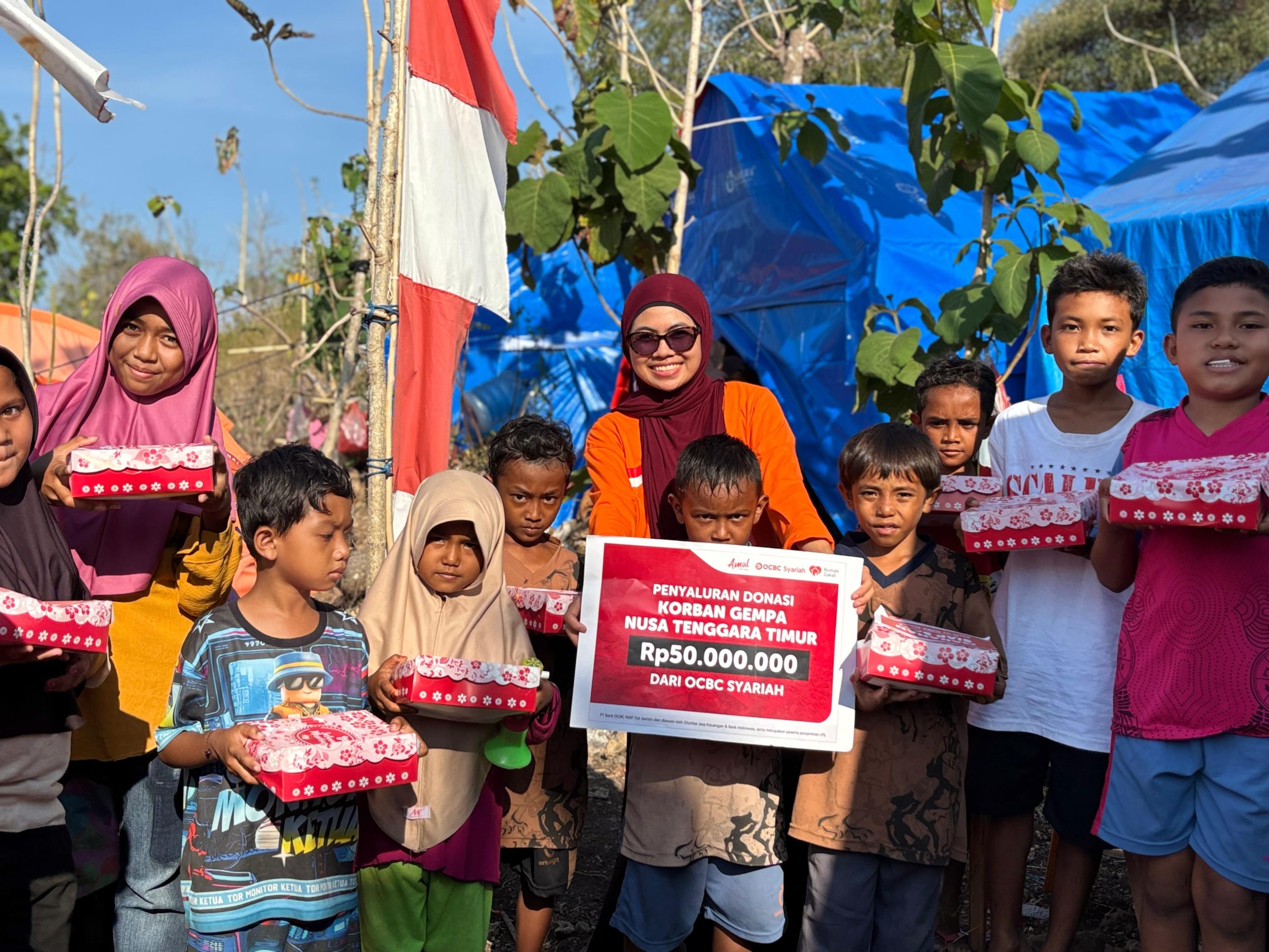 Rumah Zakat bersama Bank OCBC Syariah menyalurkan 465 paket makanan siap saji kepada masyarakat Desa Lemarang, Manggarai, NTT. Rumah Zakat bersama Bank OCBC Syariah menyalurkan 465 paket makanan siap saji kepada masyarakat Desa Lemarang, Manggarai, NTT.
