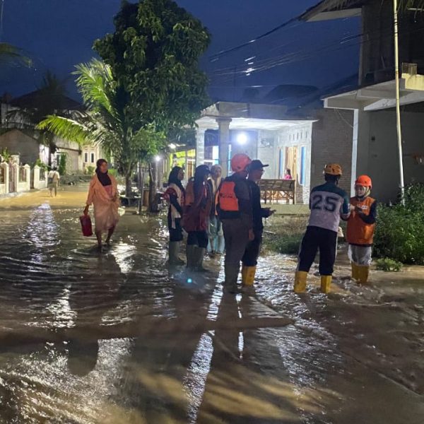 Relawan Rumah Zakat melakukan asesmen cepat di lokasi terdampak banjir di Kota Padang, termasuk Rumah Senja binaan.