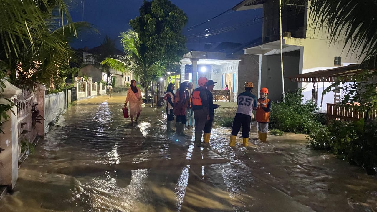 Relawan Rumah Zakat melakukan asesmen cepat di lokasi terdampak banjir di Kota Padang, termasuk Rumah Senja binaan. Relawan Rumah Zakat melakukan asesmen cepat di lokasi terdampak banjir di Kota Padang, termasuk Rumah Senja binaan.