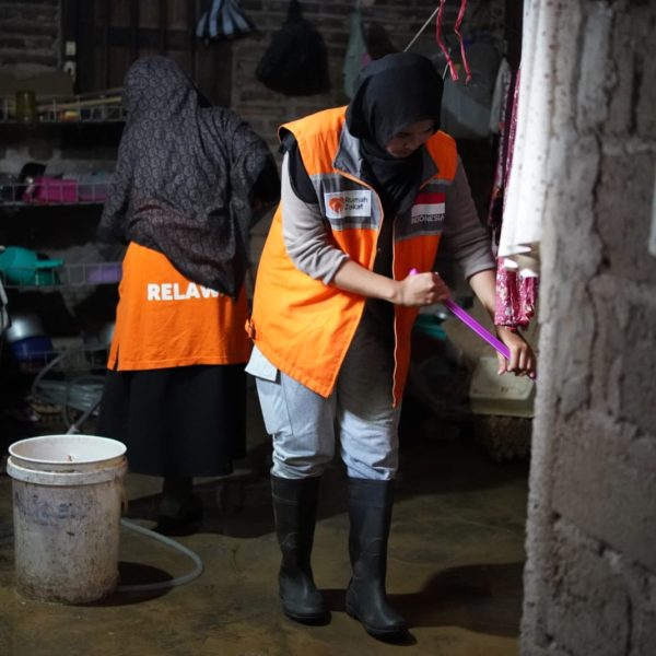 Relawan Rumah Zakat membersihkan rumah warga terdampak banjir di Ikur Koto, Padang