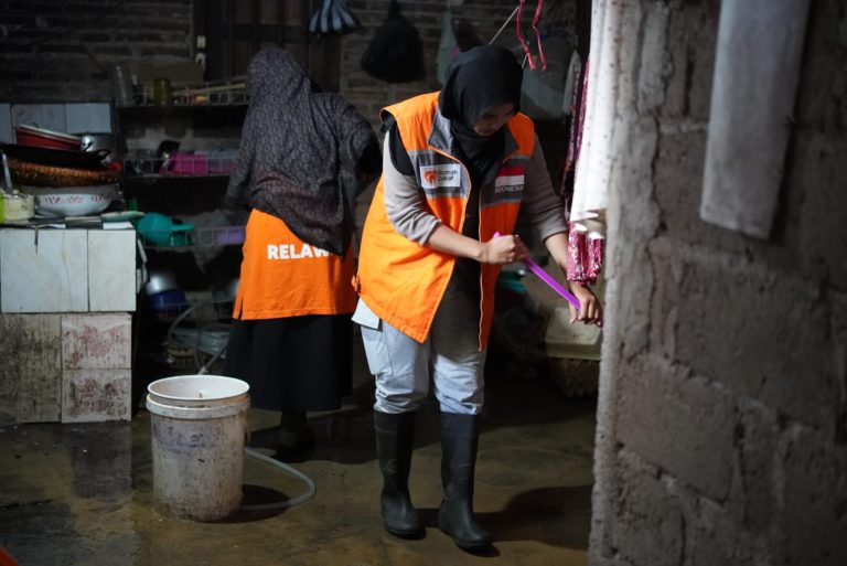 Hari Kedua Respons Pascabencana, Rumah Zakat Bersihkan Rumah Warga dan Salurkan Rendang SuperQurban di Ikur Koto