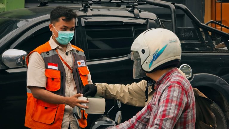 Udara Medan Tak Sehat Dua Hari Berturut-turut, Rumah Zakat Medan Respon Cepat Bagikan Masker