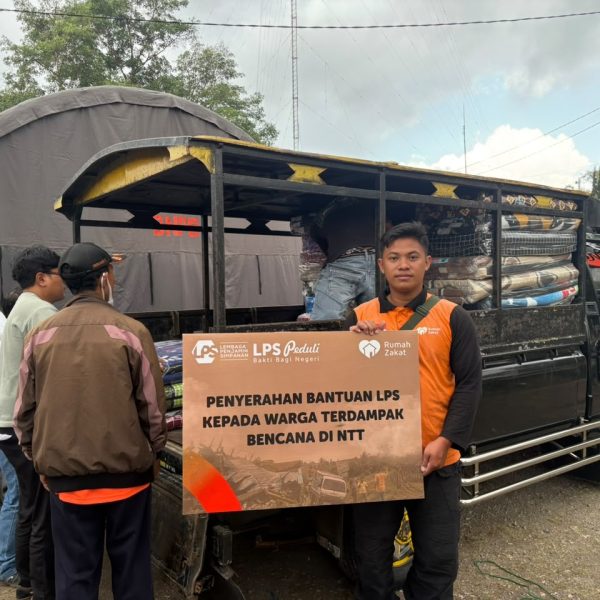 LPS bersama Rumah Zakat menyalurkan Shelter Kit, kasur, dan selimut bagi penyintas gempa di Manggarai.