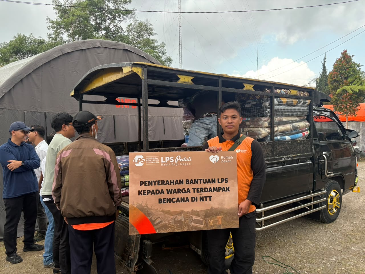 LPS bersama Rumah Zakat menyalurkan Shelter Kit, kasur, dan selimut bagi penyintas gempa di Manggarai. LPS bersama Rumah Zakat menyalurkan Shelter Kit, kasur, dan selimut bagi penyintas gempa di Manggarai.