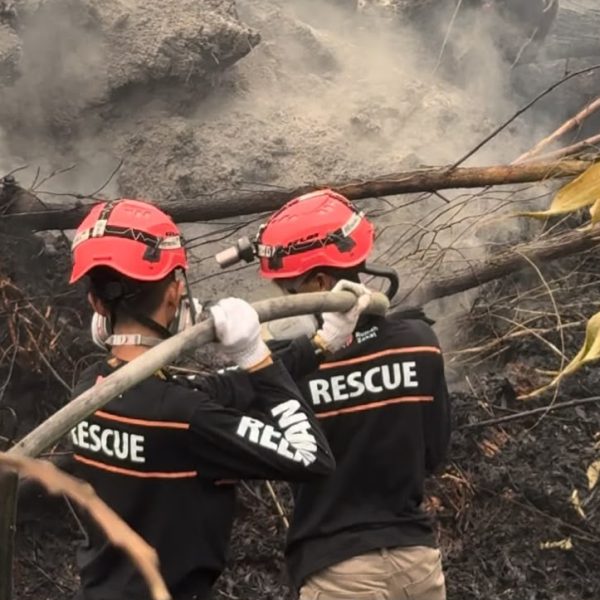 Relawan Rumah Zakat melakukan respons karhutla dan menyalurkan bantuan kesehatan di Kalimantan